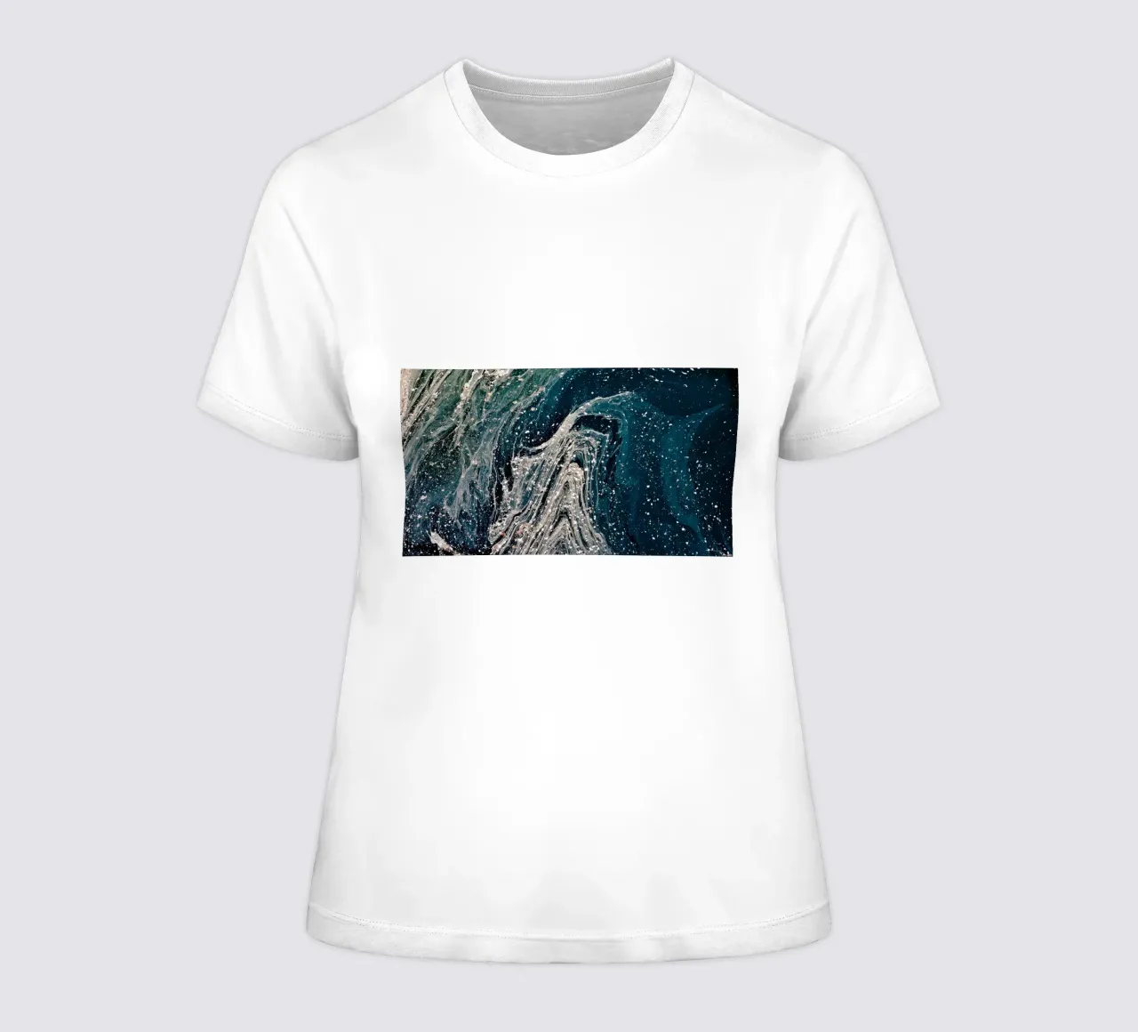 "Courants cosmiques tourbillonnants" - Gravure d'art abstraite marbrée et fluide t-shirt ajusté pour femmes de NorwesClub