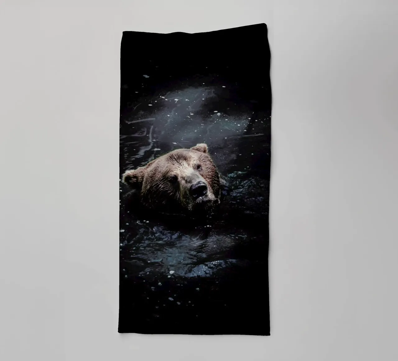 Grizzly Paddle @nilsleithold asciugamano da bagno da EyeEm Mobile GmbH