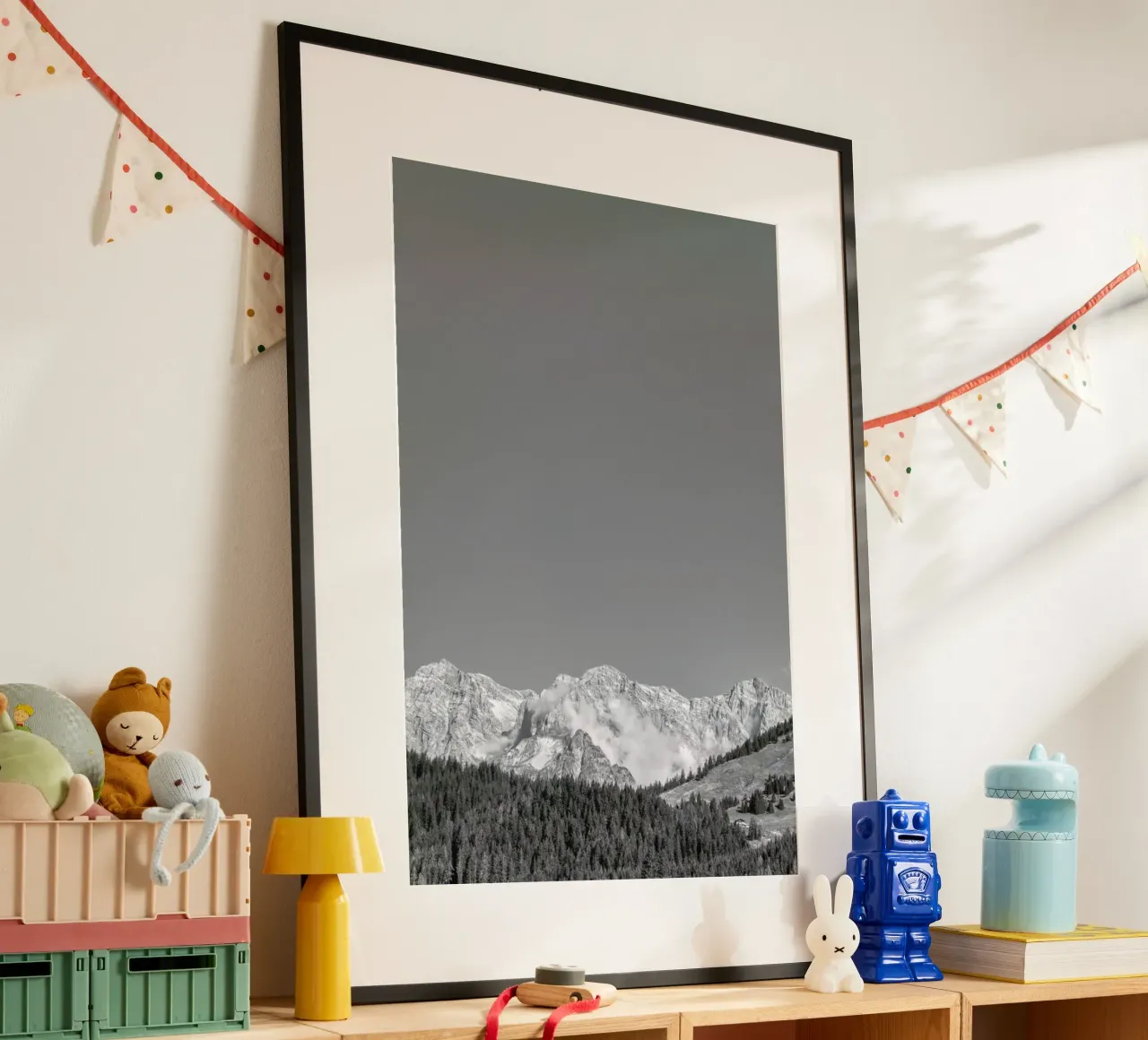 Sky Above The Mountains poster con telaio in legno da Nur Mut