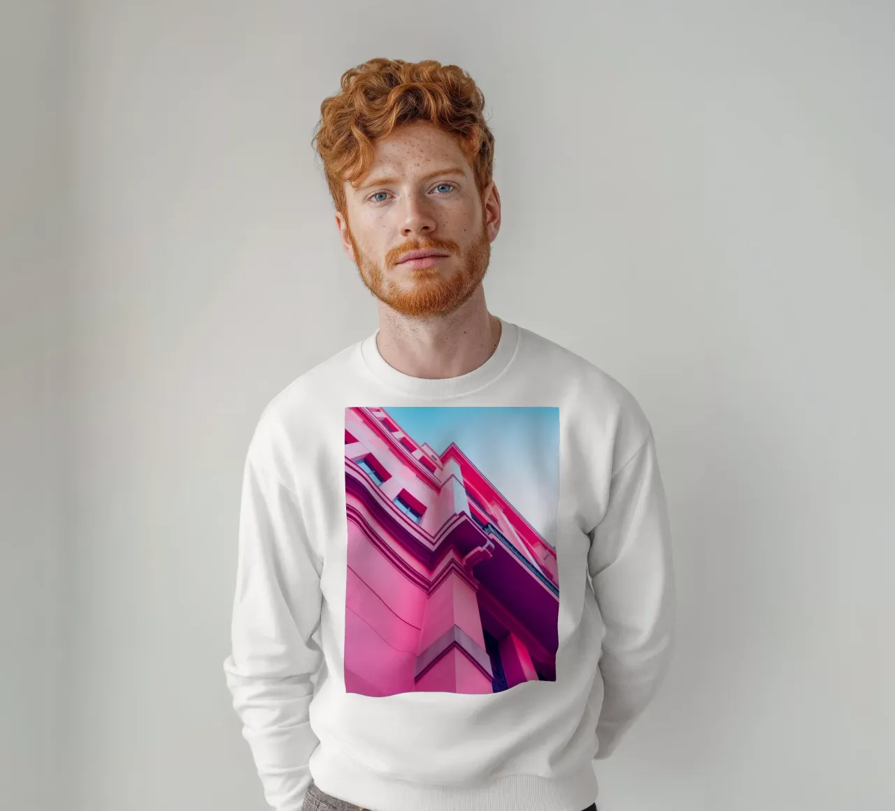 Moderno diseño arquitectónico con un edificio de color rosa intenso sudadera de DesignDoodle