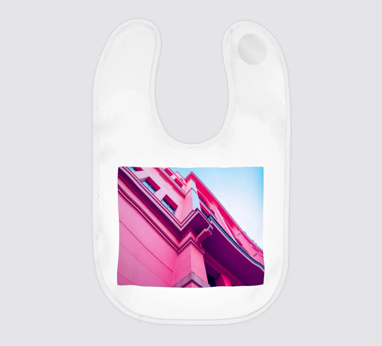 Design architettonico moderno con edificio di colore rosa acceso bavaglino da DesignDoodle