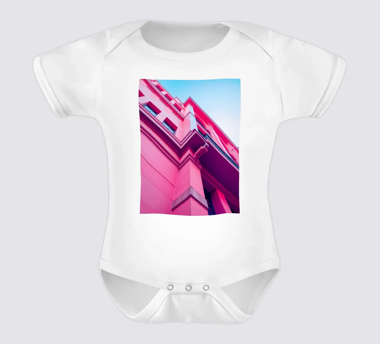 Design architettonico moderno con edificio di colore rosa acceso body neonato maniche corte da DesignDoodle