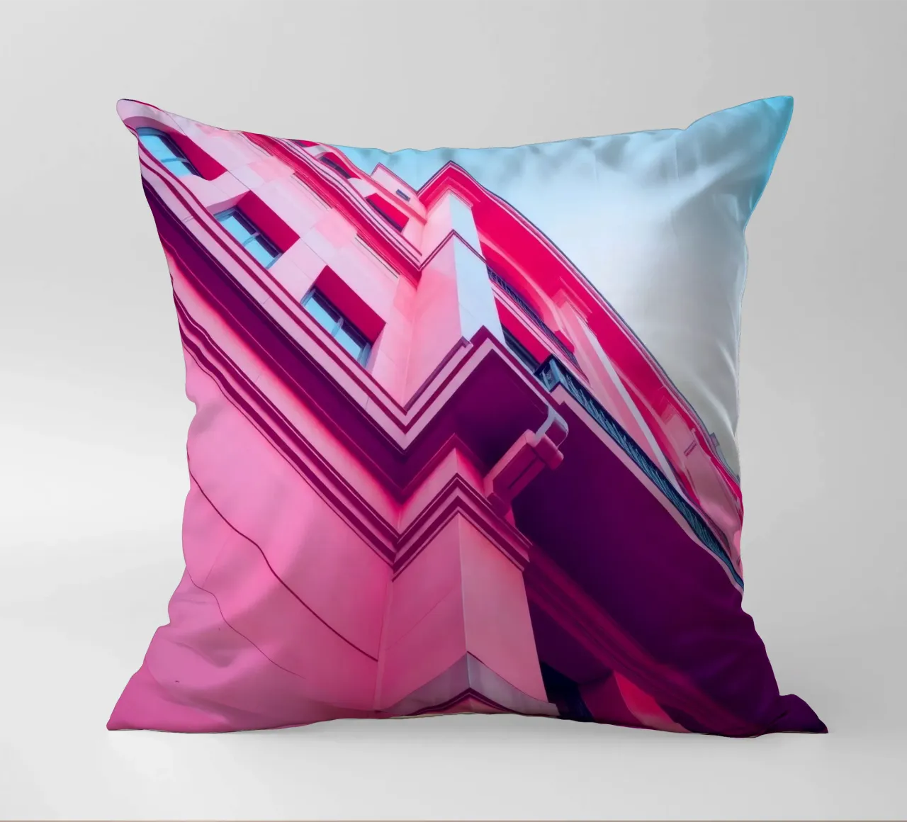 Design architettonico moderno con edificio di colore rosa acceso cuscino da DesignDoodle