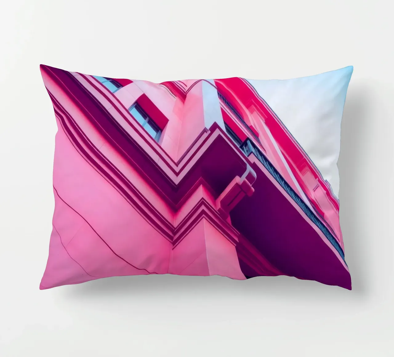 Design architettonico moderno con edificio di colore rosa acceso cuscino da DesignDoodle