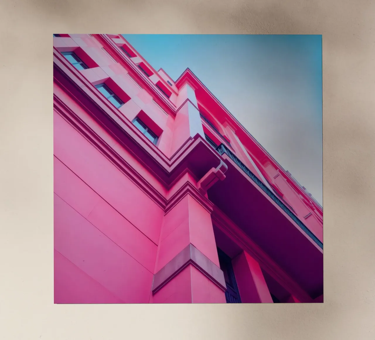 Design architettonico moderno con edificio di colore rosa acceso pellicola backlit da DesignDoodle