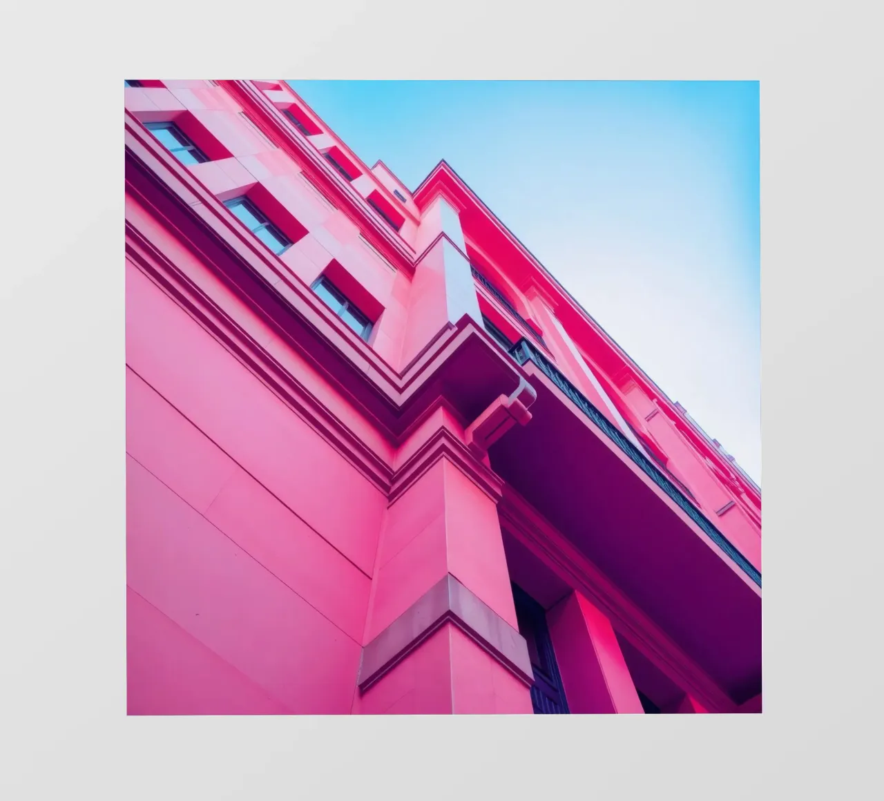 Design architettonico moderno con edificio di colore rosa acceso pellicola backlit da DesignDoodle