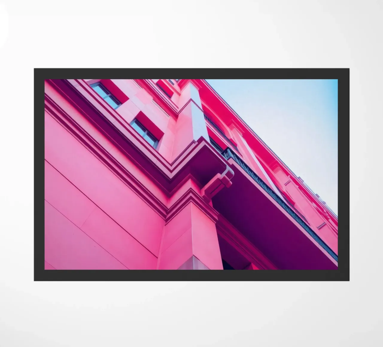 Design architettonico moderno con edificio di colore rosa acceso zerbino da DesignDoodle
