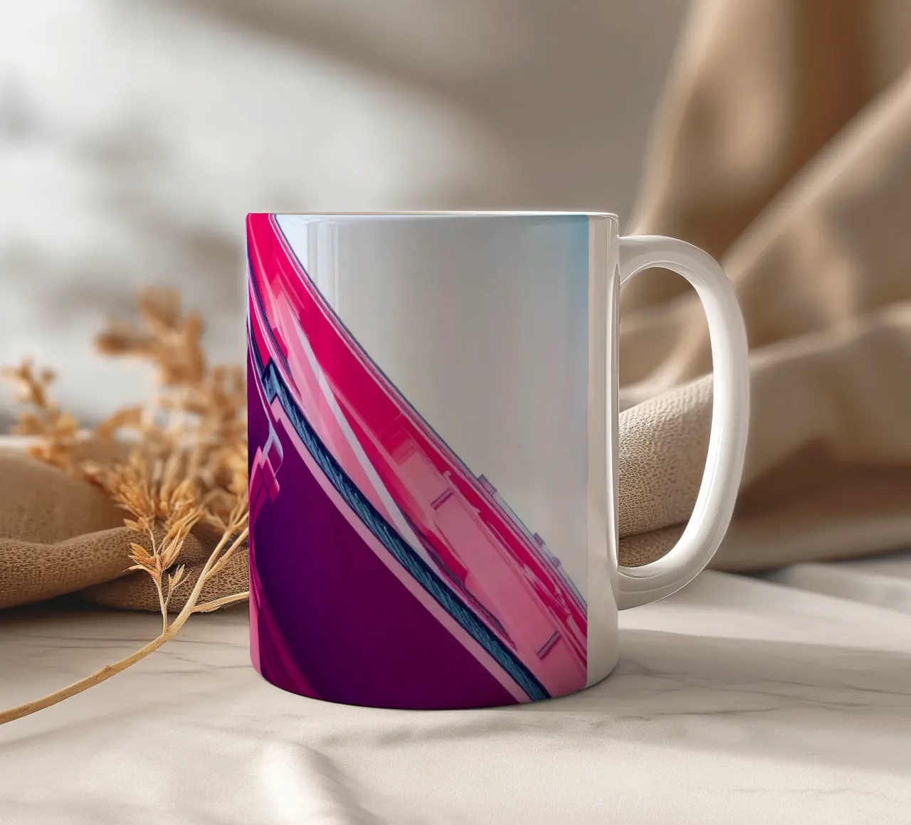 Design architettonico moderno con edificio di colore rosa acceso tazza in ceramica da DesignDoodle