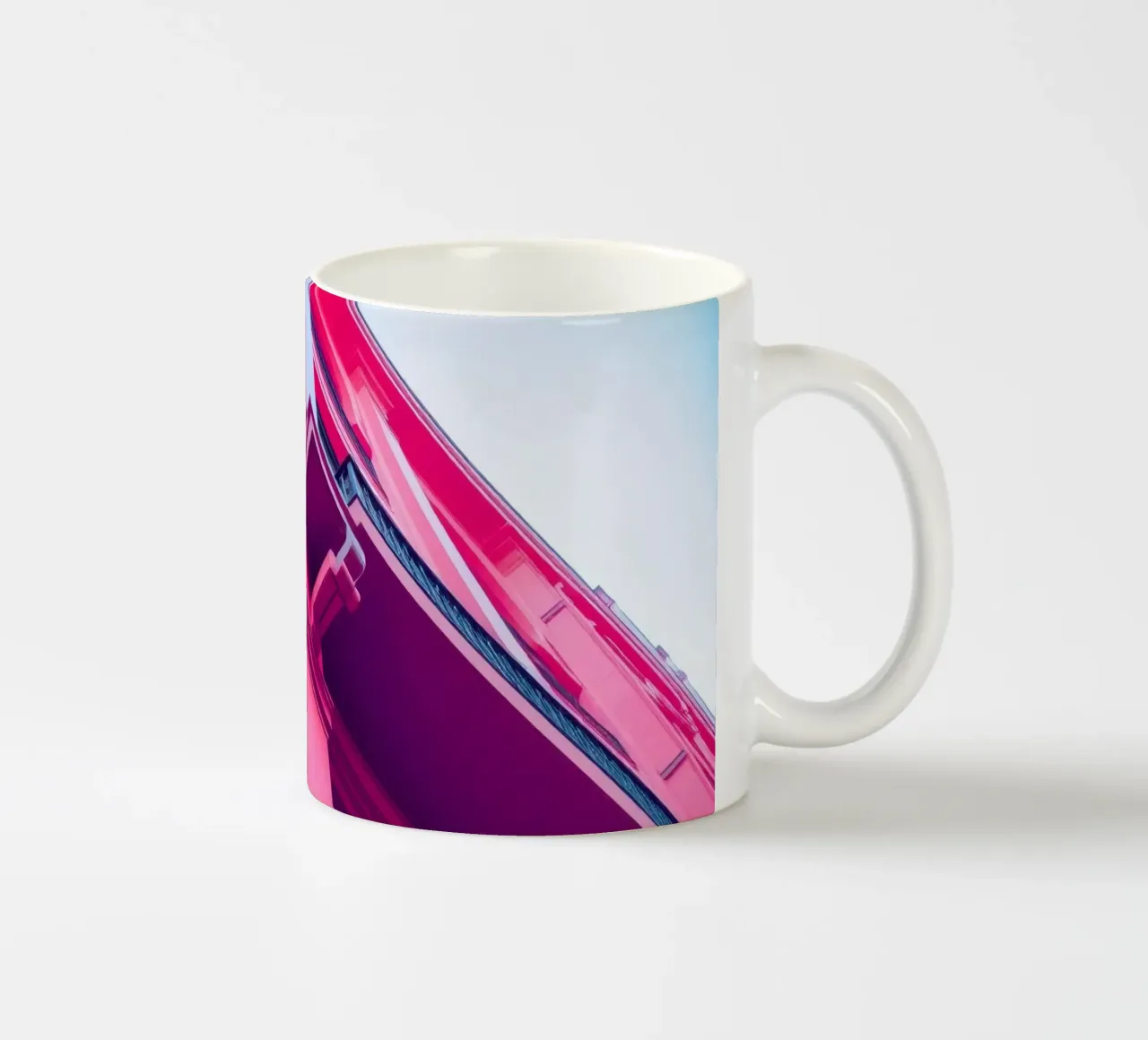 Design architettonico moderno con edificio di colore rosa acceso tazza in ceramica da DesignDoodle