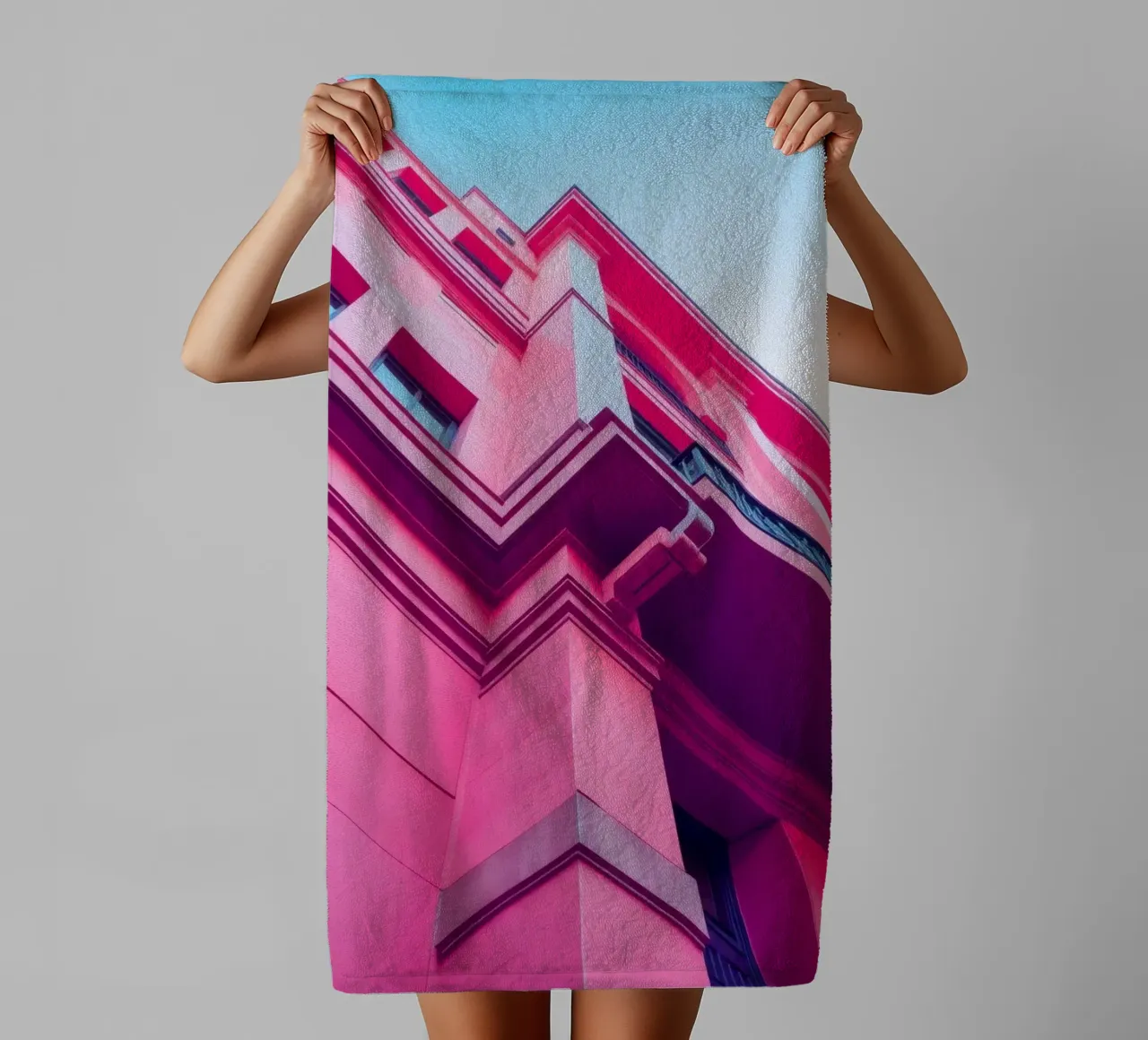 Design architettonico moderno con edificio di colore rosa acceso asciugamano da bagno da DesignDoodle