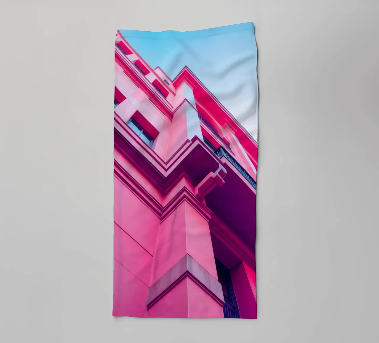 Design architettonico moderno con edificio di colore rosa acceso asciugamano da bagno da DesignDoodle