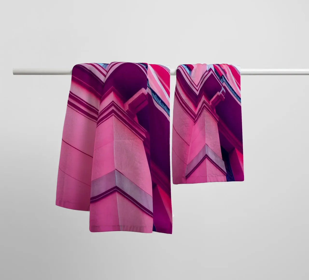 Design architettonico moderno con edificio di colore rosa acceso asciugamano da bagno da DesignDoodle