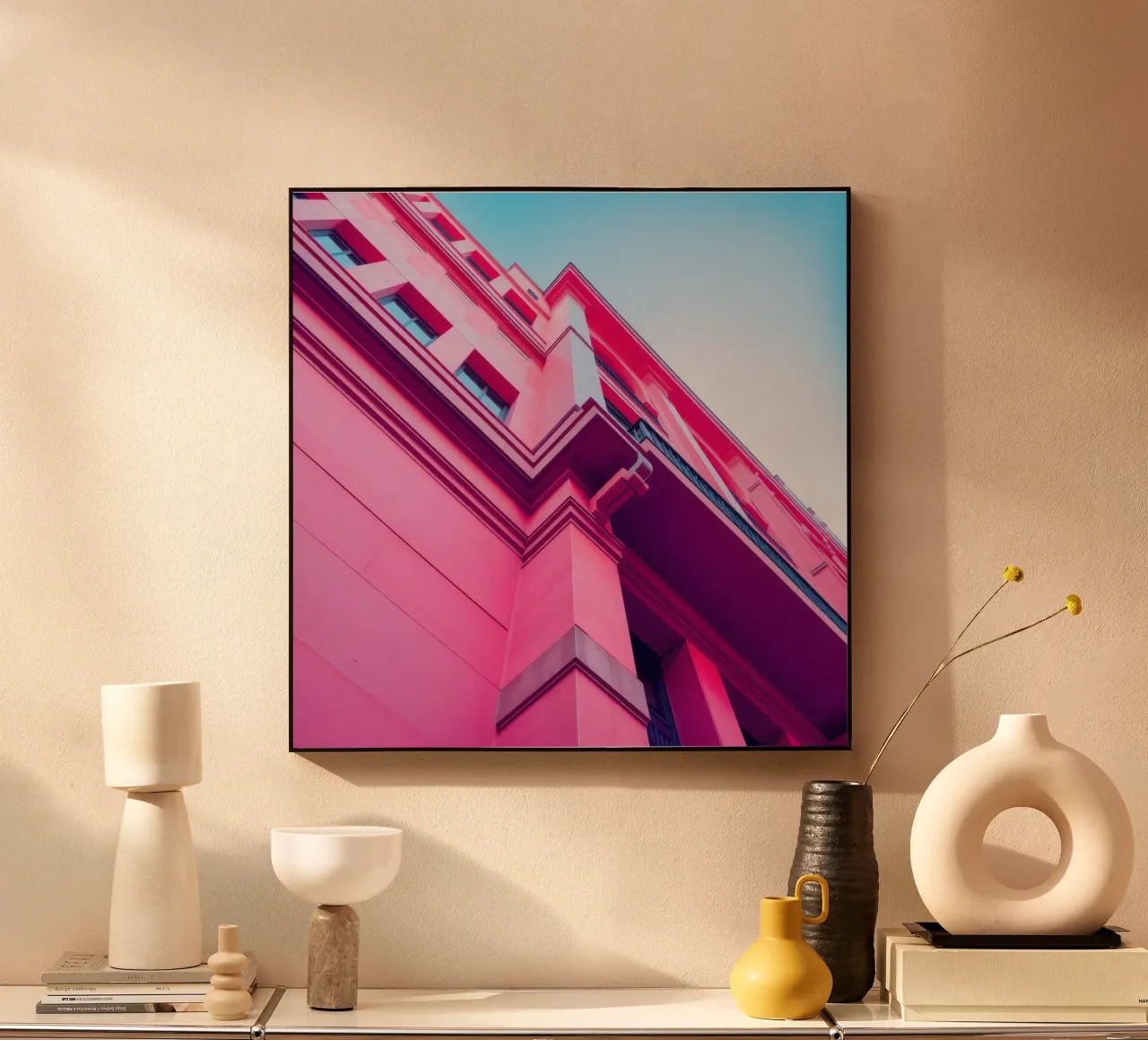 Design architettonico moderno con edificio di colore rosa acceso plexiglass da DesignDoodle