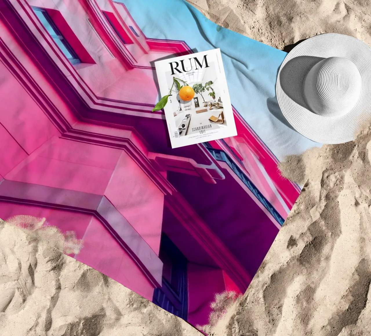 Design architettonico moderno con edificio di colore rosa acceso telo mare da DesignDoodle