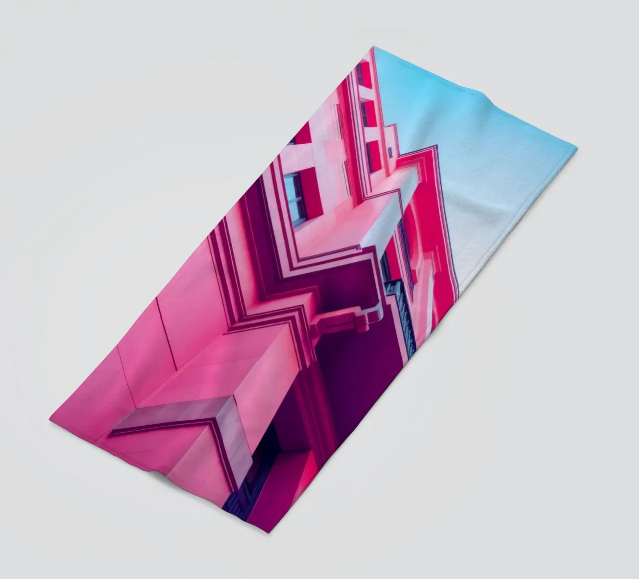 Design architettonico moderno con edificio di colore rosa acceso telo mare da DesignDoodle