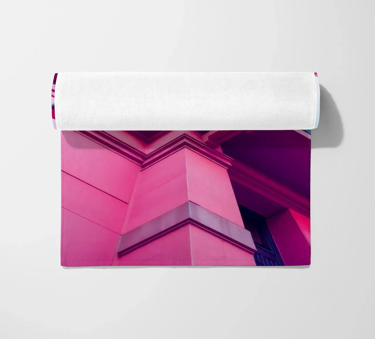 Design architettonico moderno con edificio di colore rosa acceso telo mare da DesignDoodle