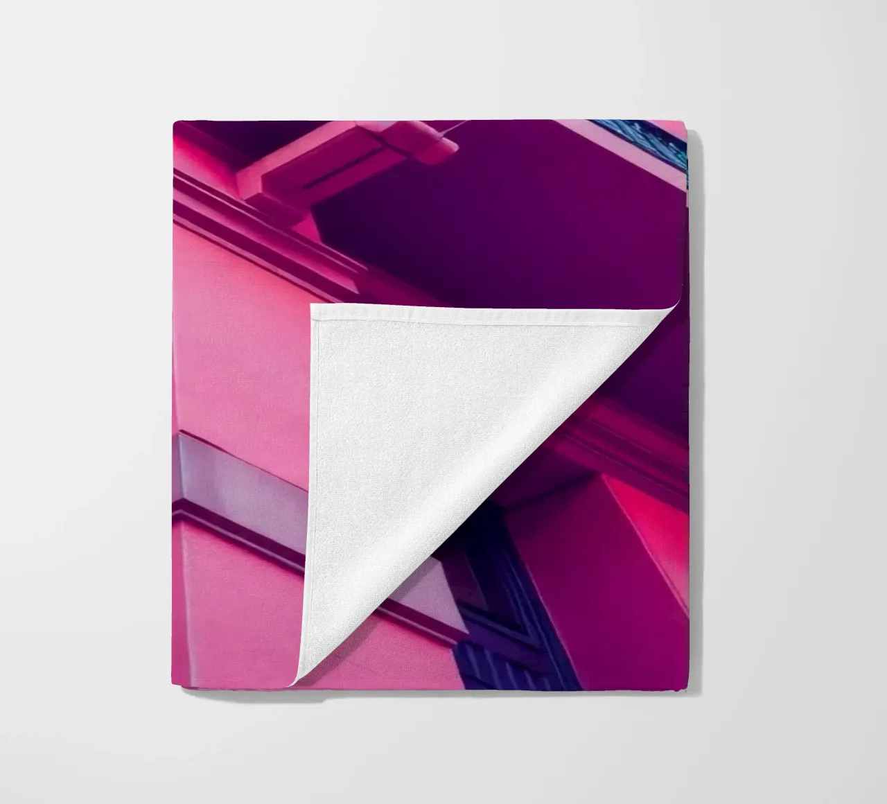 Design architettonico moderno con edificio di colore rosa acceso telo mare da DesignDoodle