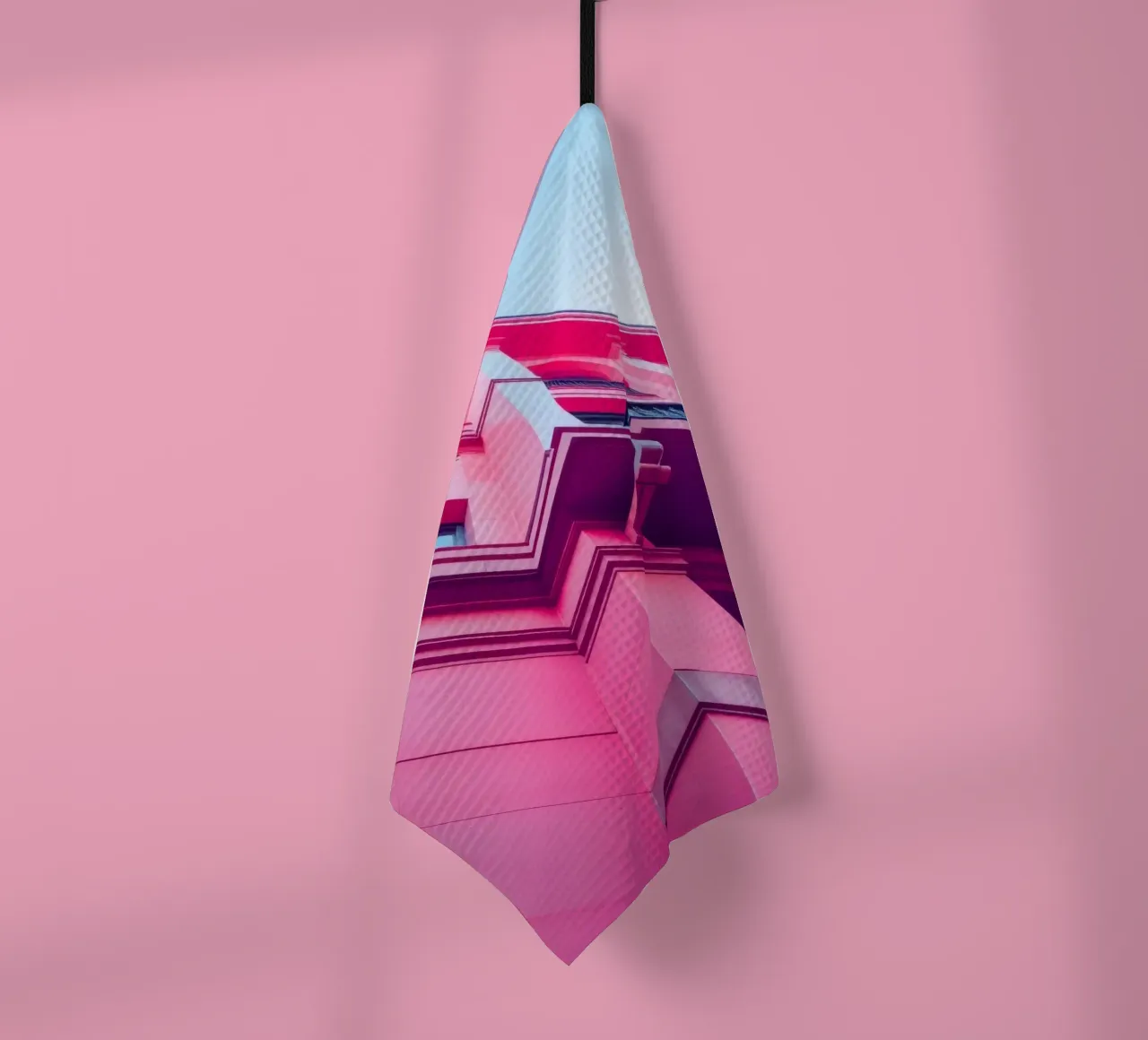 Design architettonico moderno con edificio di colore rosa acceso canovaccio da cucina da DesignDoodle