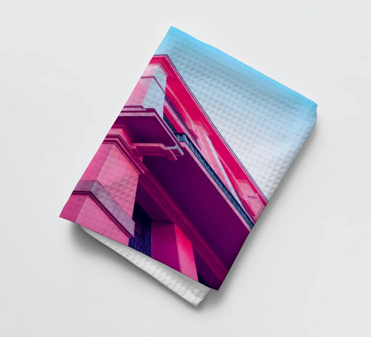 Design architettonico moderno con edificio di colore rosa acceso canovaccio da cucina da DesignDoodle