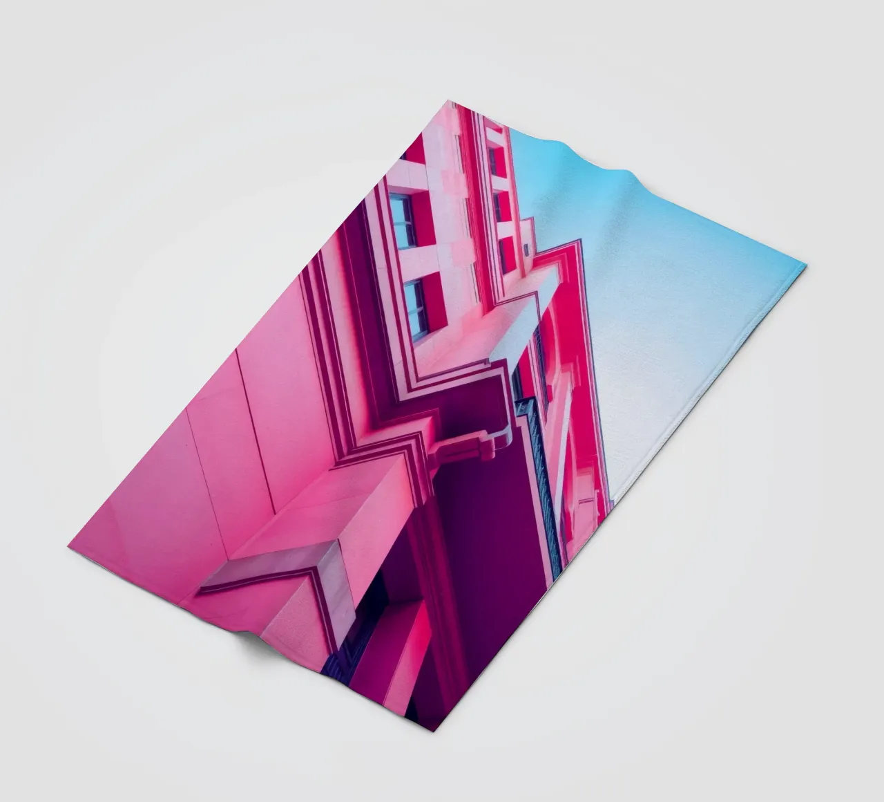 Design architettonico moderno con edificio di colore rosa acceso coperta in pile da DesignDoodle