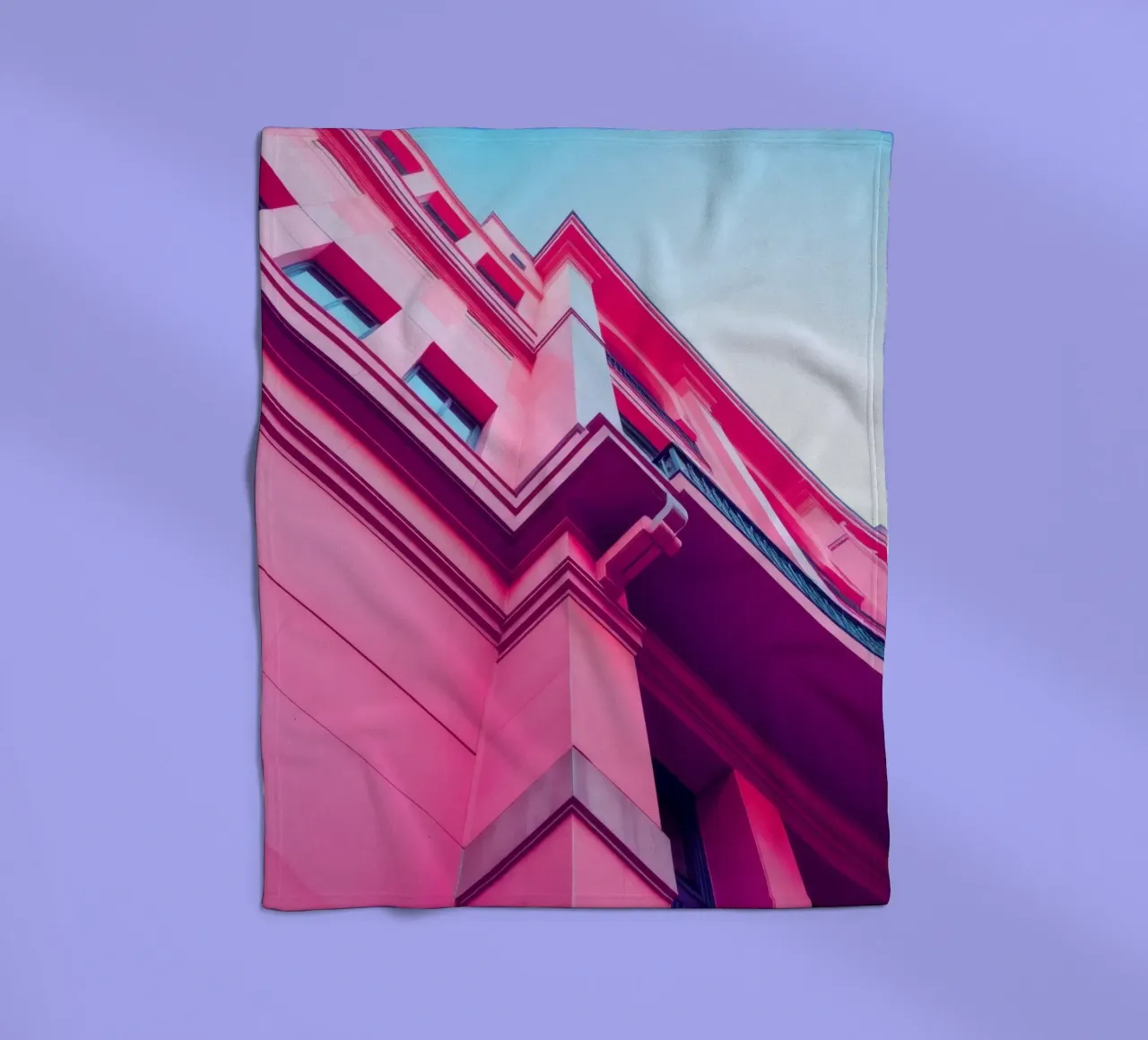 Design architettonico moderno con edificio di colore rosa acceso coperta in pile da DesignDoodle