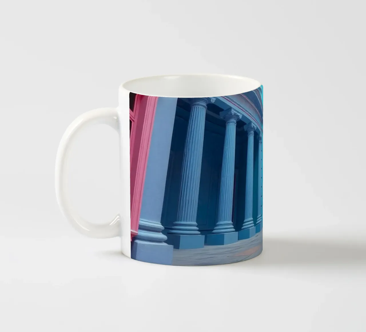 La cour intérieure présente une architecture colorée dans un quartier historique. mug en céramique de DesignDoodle