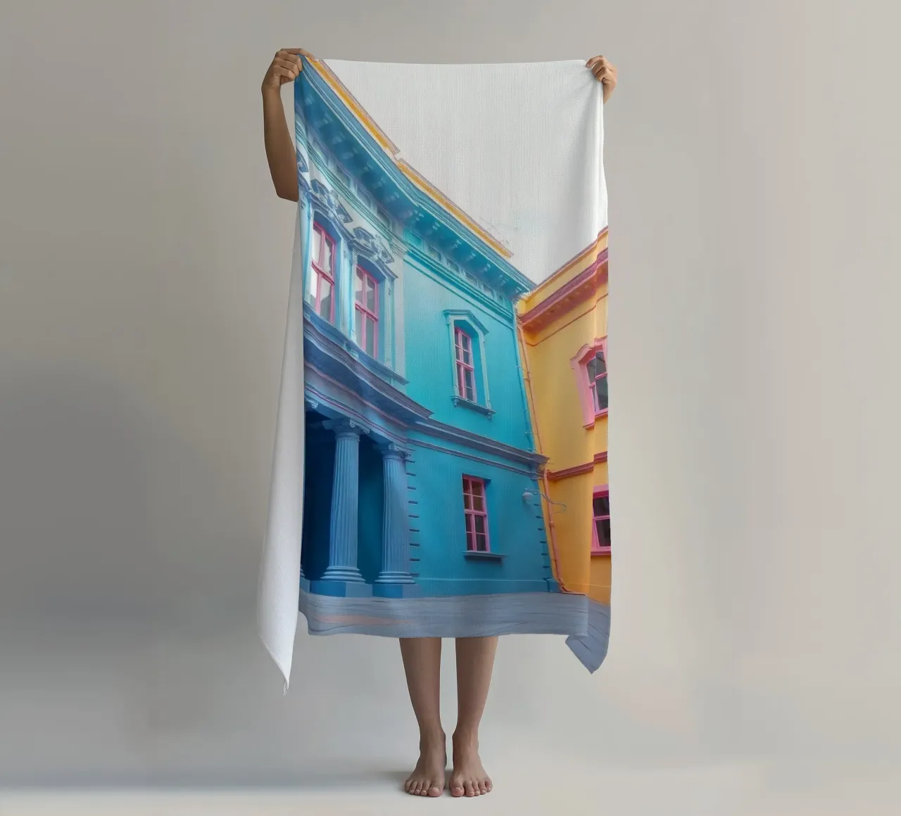La cour intérieure présente une architecture colorée dans un quartier historique. serviette de plage de DesignDoodle