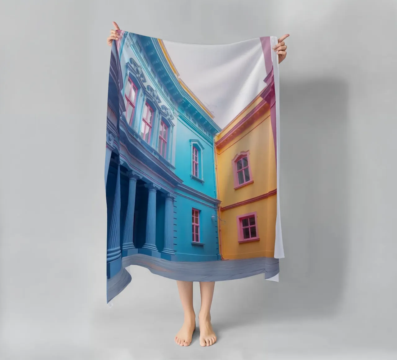 La cour intérieure présente une architecture colorée dans un quartier historique. serviette de plage de DesignDoodle