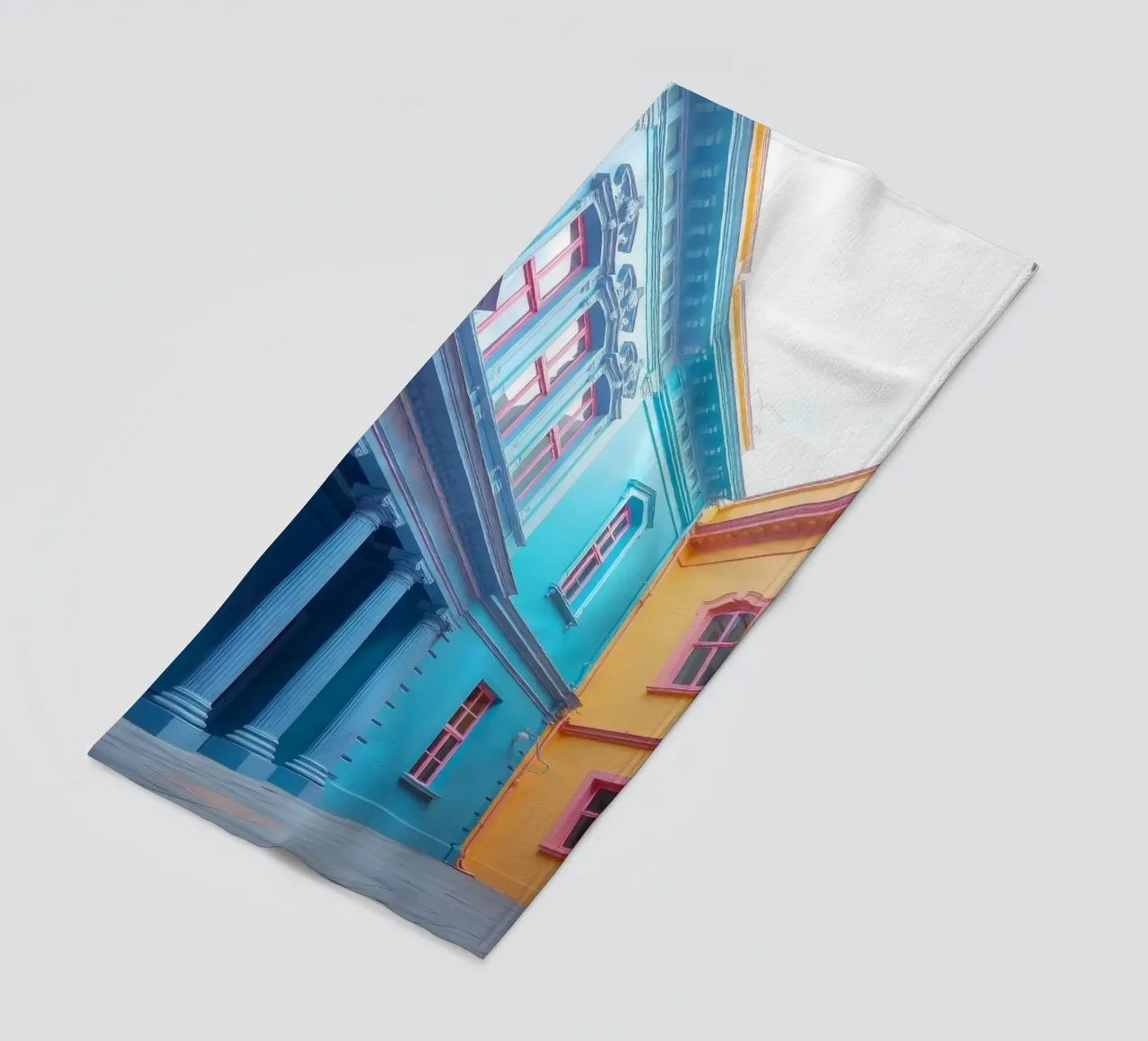 La cour intérieure présente une architecture colorée dans un quartier historique. serviette de plage de DesignDoodle