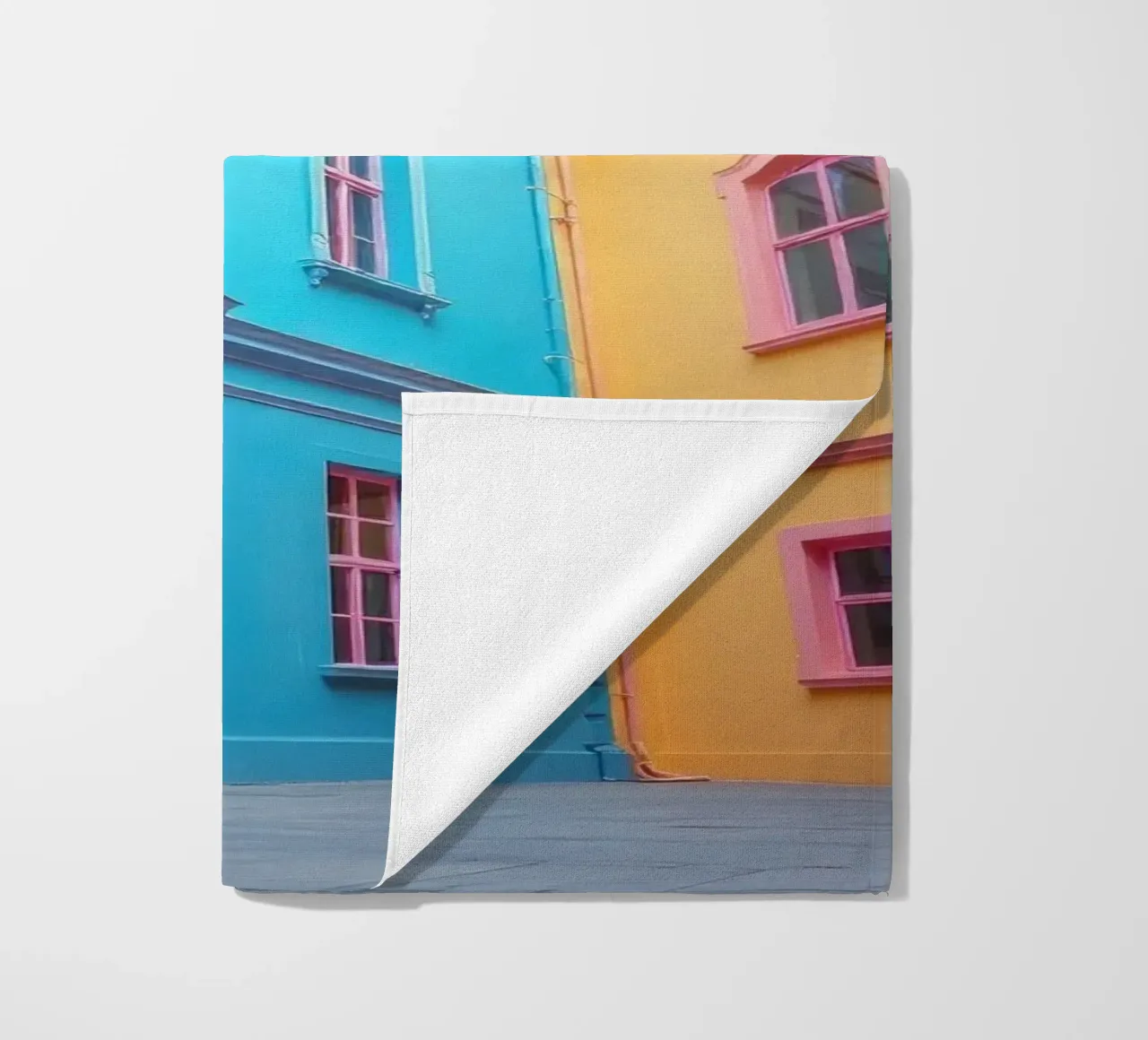 La cour intérieure présente une architecture colorée dans un quartier historique. serviette de plage de DesignDoodle