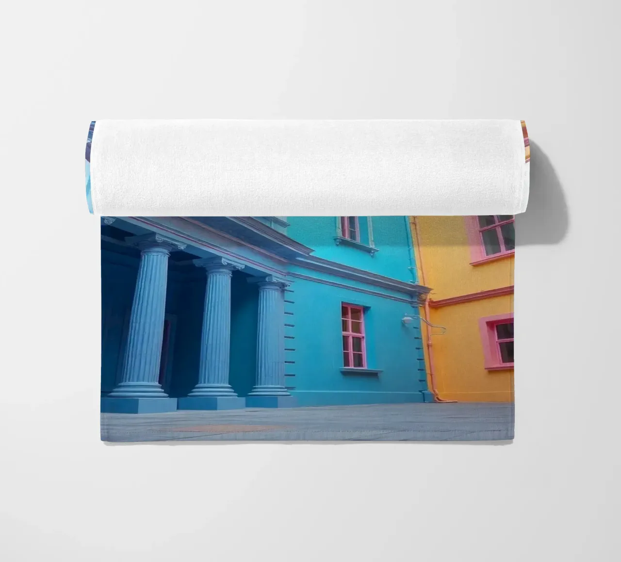 La cour intérieure présente une architecture colorée dans un quartier historique. serviette de plage de DesignDoodle