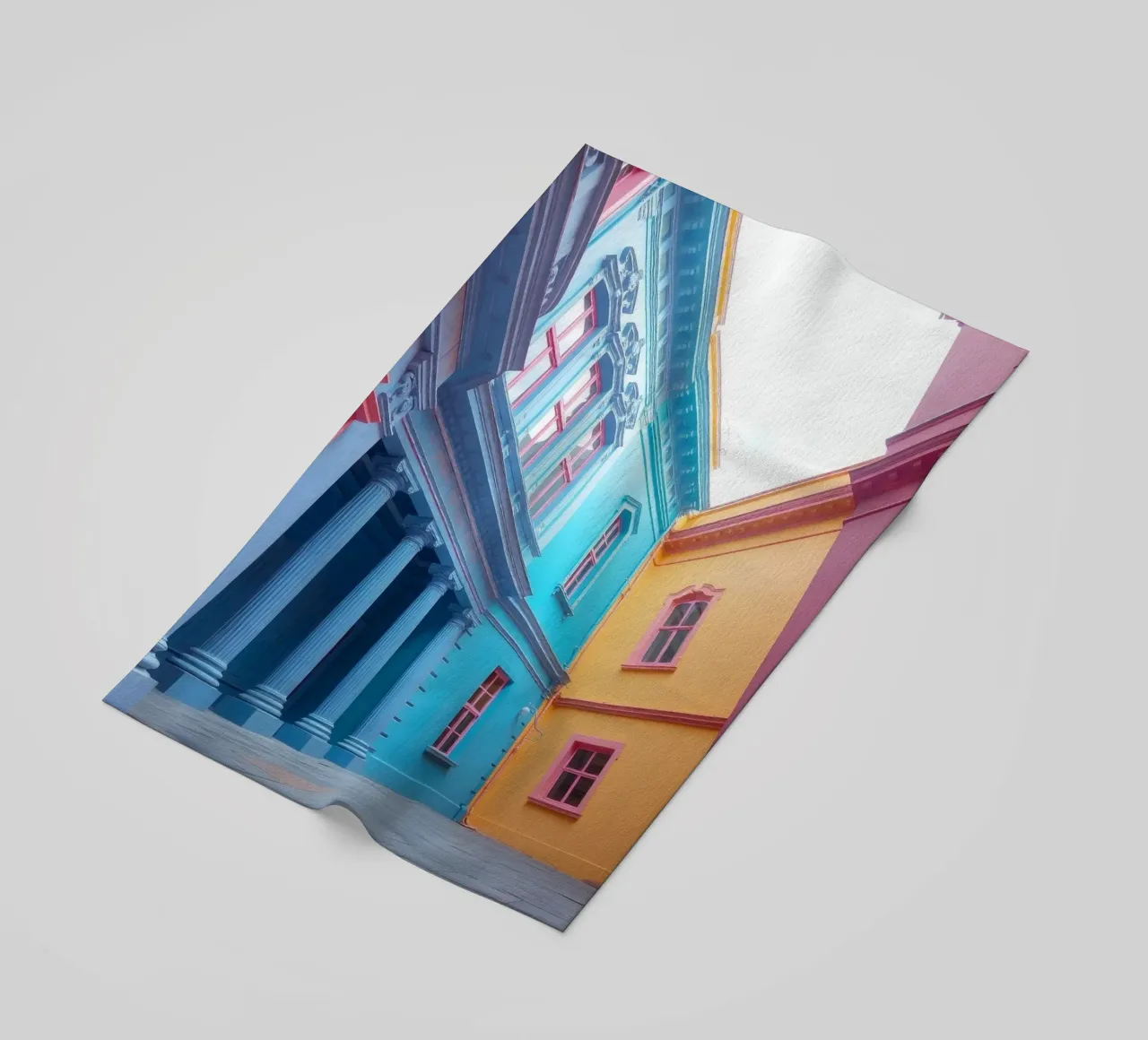 La cour intérieure présente une architecture colorée dans un quartier historique. serviette de plage de DesignDoodle