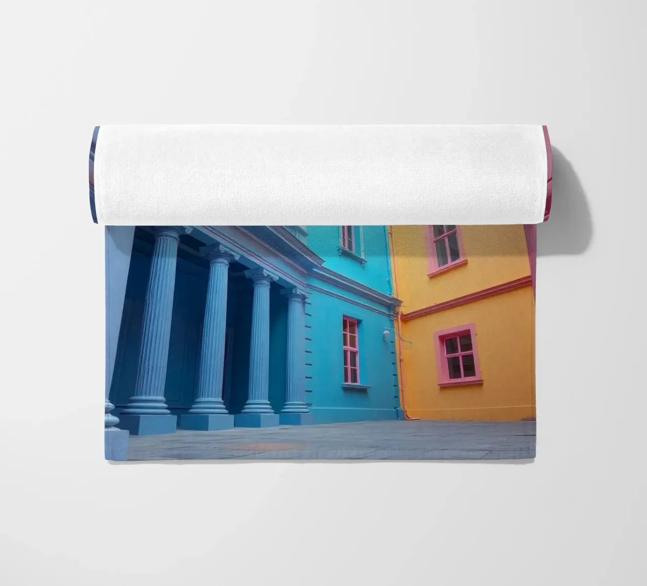 La cour intérieure présente une architecture colorée dans un quartier historique. serviette de plage de DesignDoodle