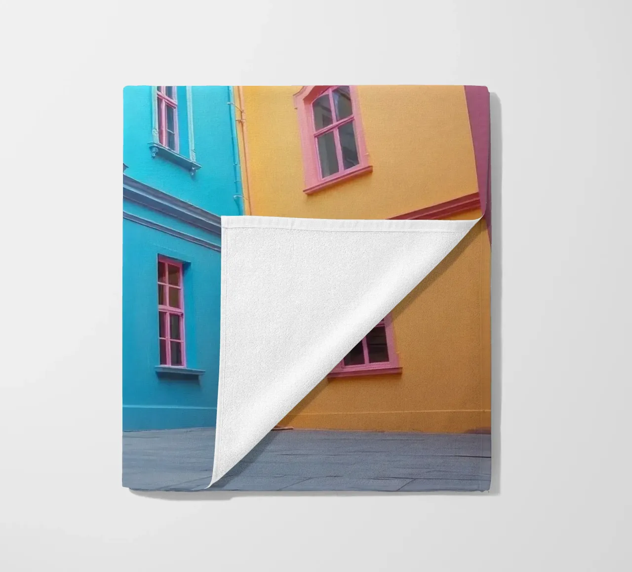 La cour intérieure présente une architecture colorée dans un quartier historique. serviette de plage de DesignDoodle