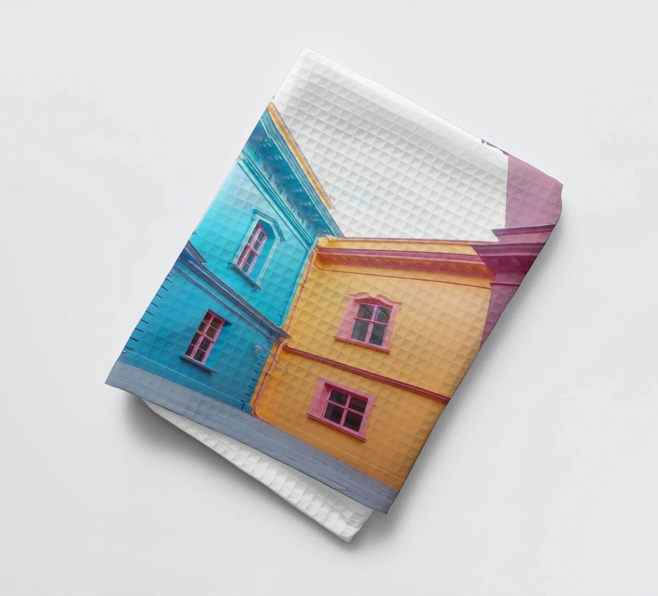 cortile che presenta un'architettura colorata in un'area storica canovaccio da cucina da DesignDoodle