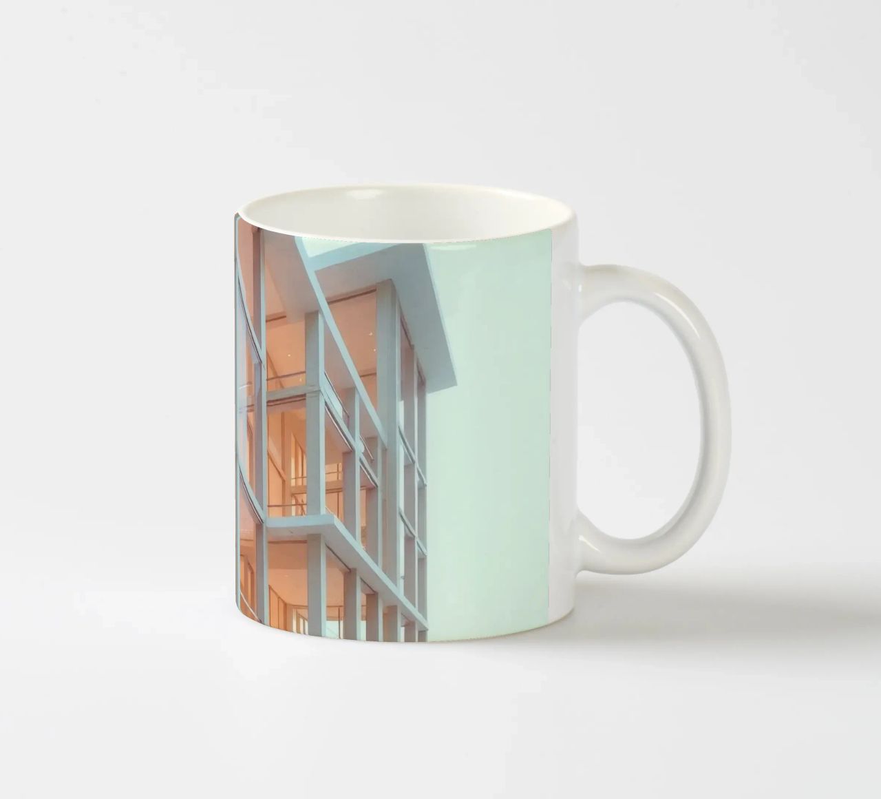 Modern architectonisch ontwerp met ruime open ruimtes en keramische mok van DesignDoodle