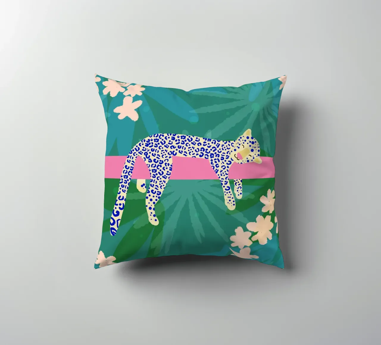 Leopardo rilassato cuscino da Julia Reyelt
