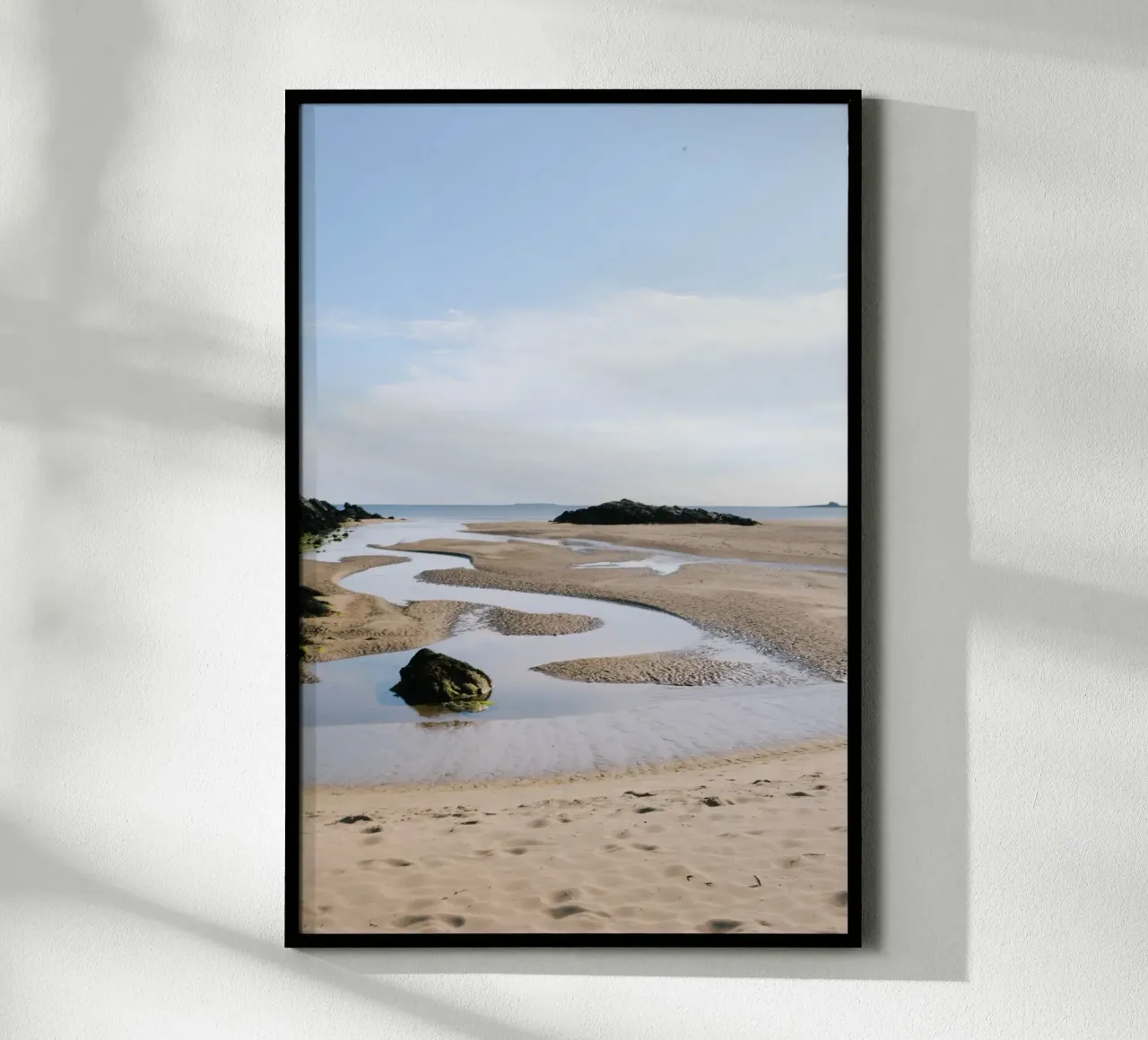 Poesia di marea - Un momento di spiaggia sulla costa atlantica dell'Irlanda poster con telaio in alluminio da The Wild Creative Studio