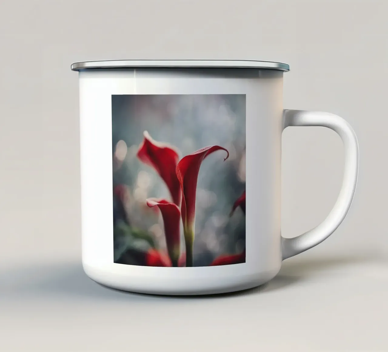 Eleganti gigli di Calla rossi in soft focus tazza in smalto da PhotoVibe Decor