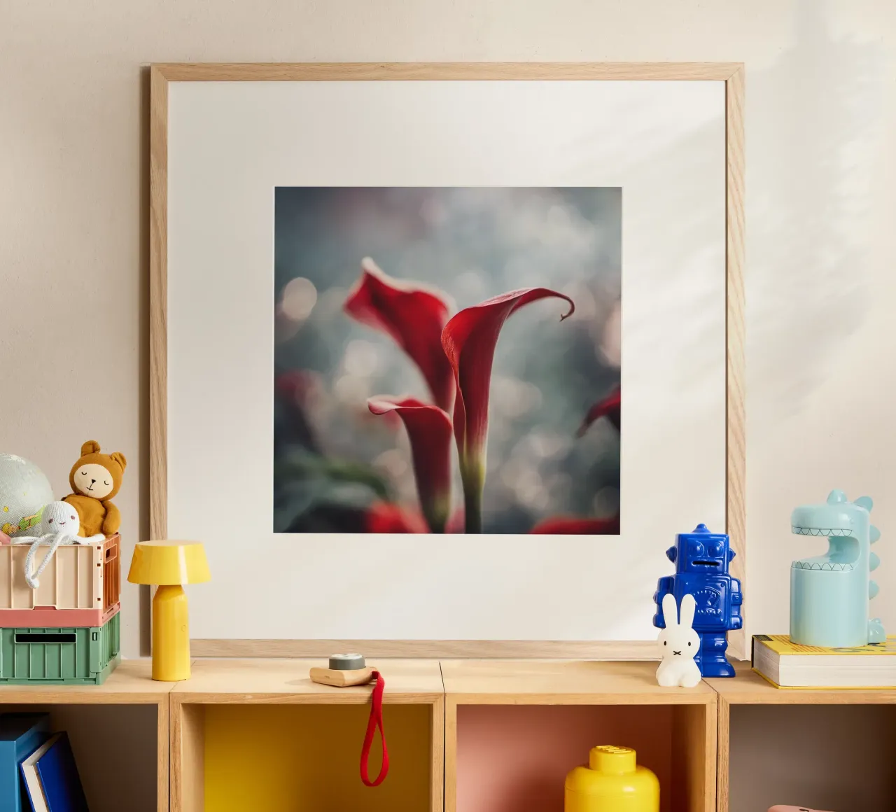 Eleganti gigli di Calla rossi in soft focus poster da PhotoVibe Decor