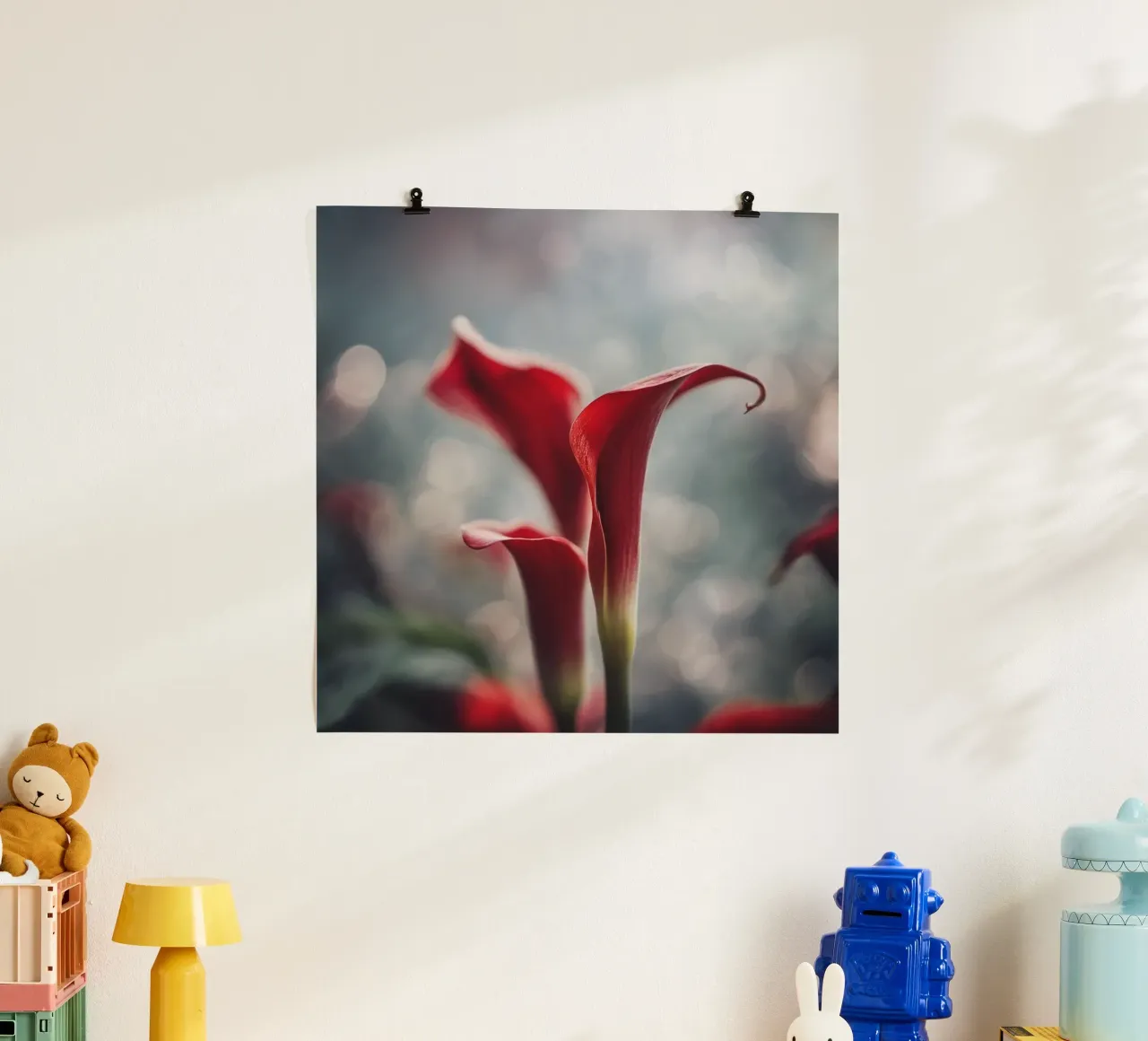 Eleganti gigli di Calla rossi in soft focus poster da PhotoVibe Decor