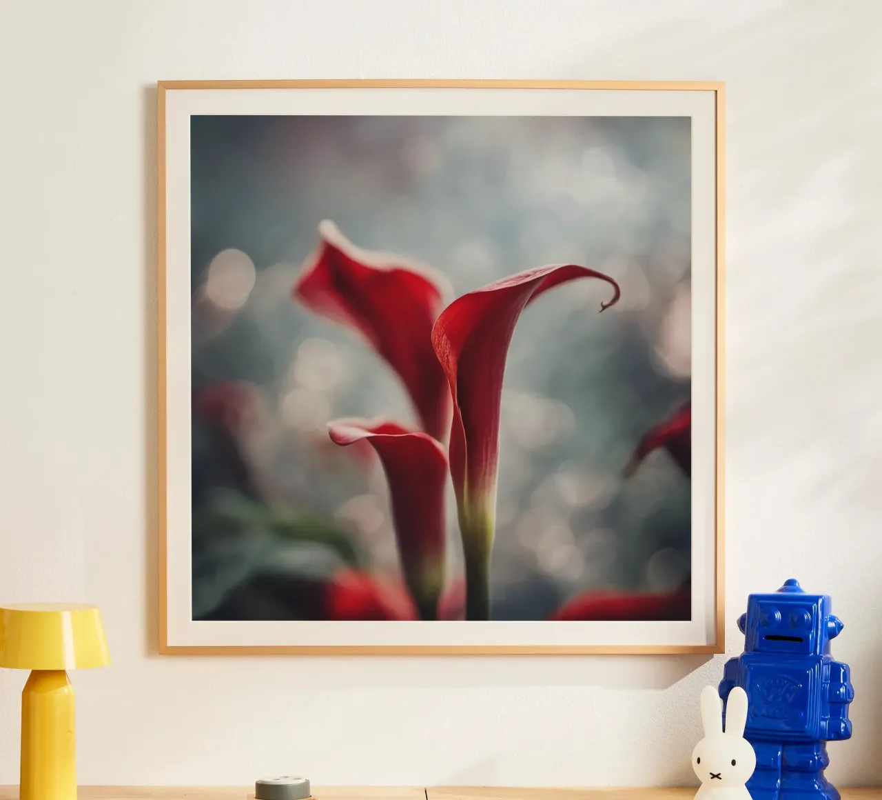 Eleganti gigli di Calla rossi in soft focus carta hahnemühle da PhotoVibe Decor