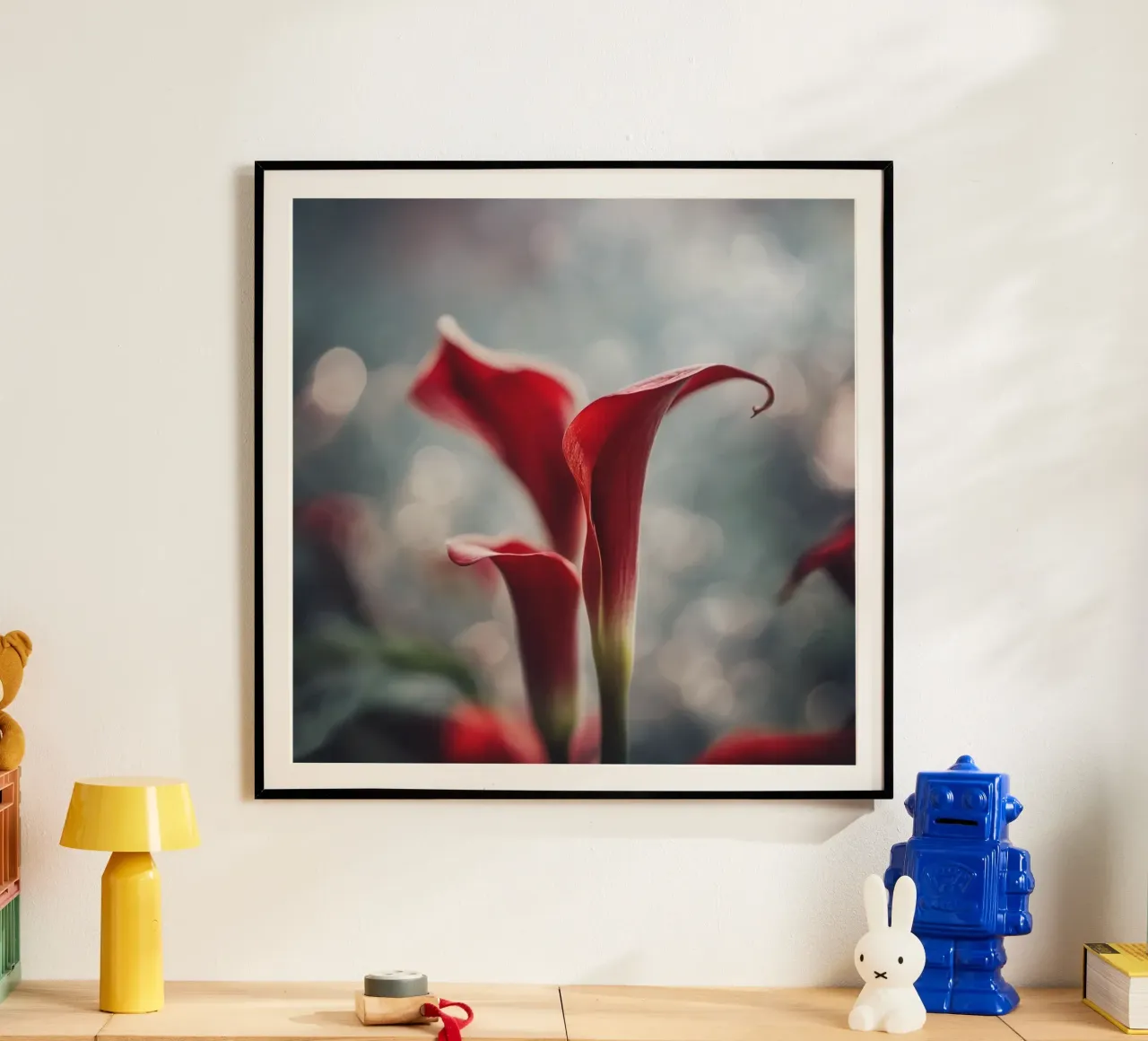 Eleganti gigli di Calla rossi in soft focus poster da PhotoVibe Decor