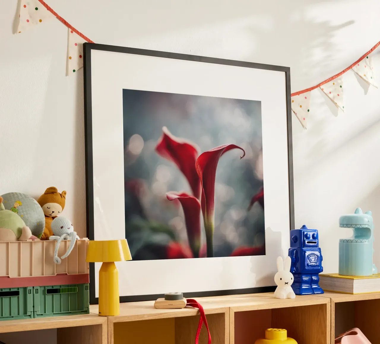 Eleganti gigli di Calla rossi in soft focus poster da PhotoVibe Decor