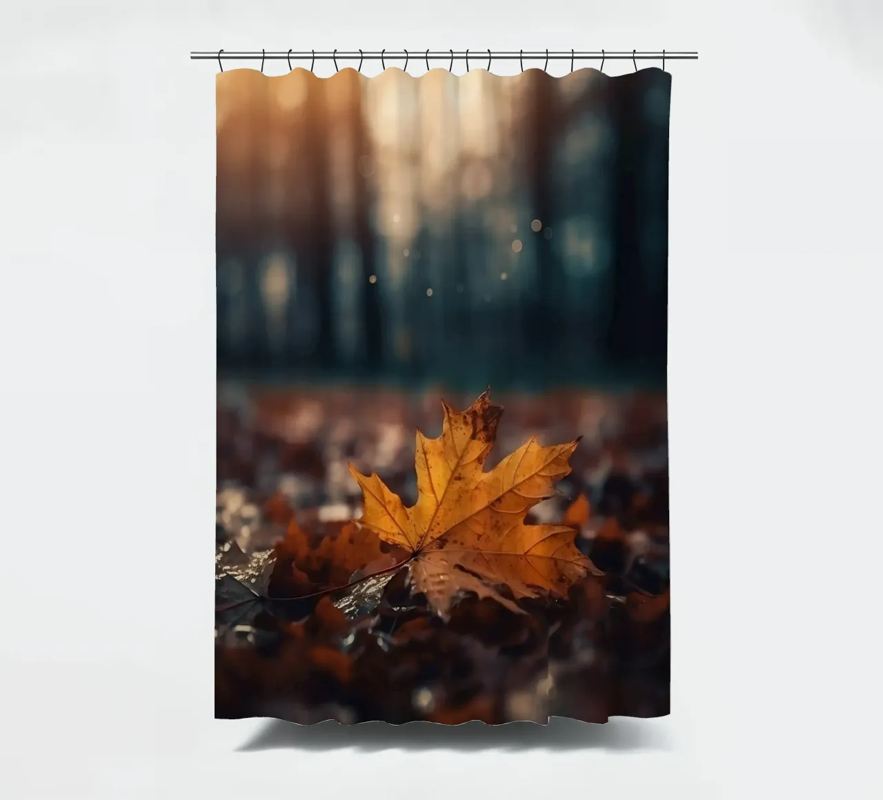 Gefallenes Ahornblatt im Herbstlicht Duschvorhang von PhotoVibe Decor
