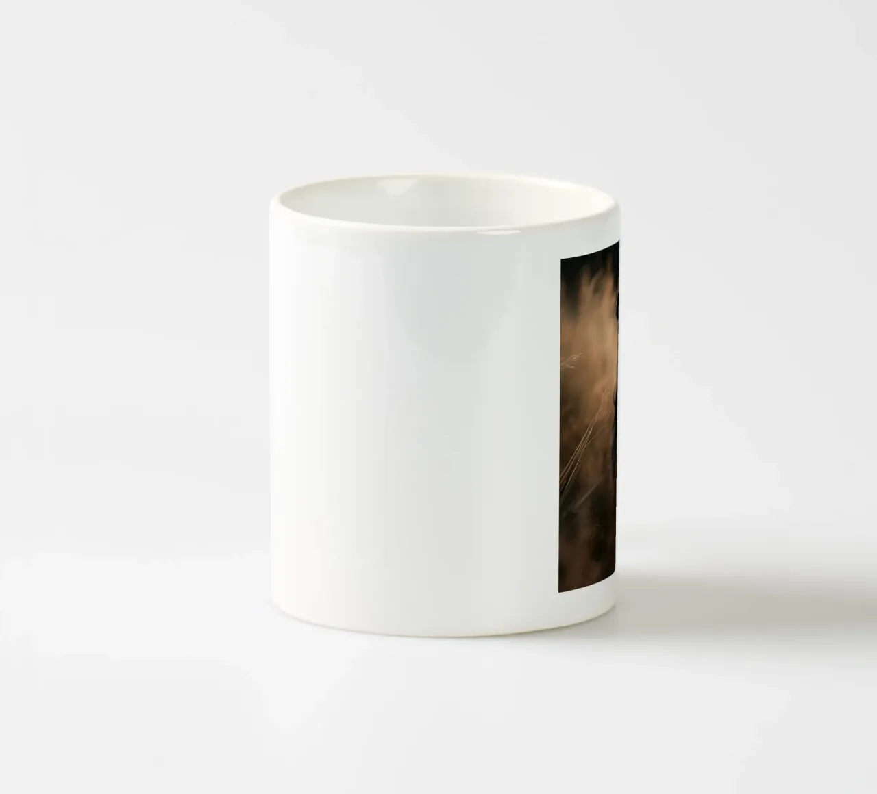 Cane gioioso in un campo d'autunno tazza in ceramica da PhotoVibe Decor