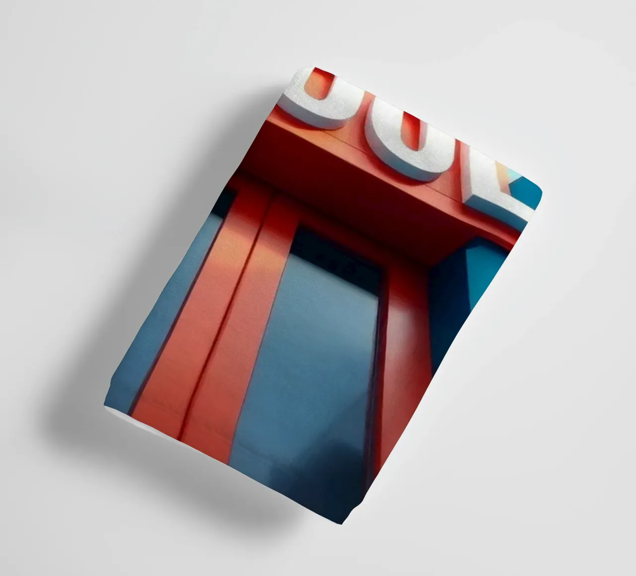 Schulgebäude an einem hellen Tag von unten gesehen Handtuch von DesignDoodle