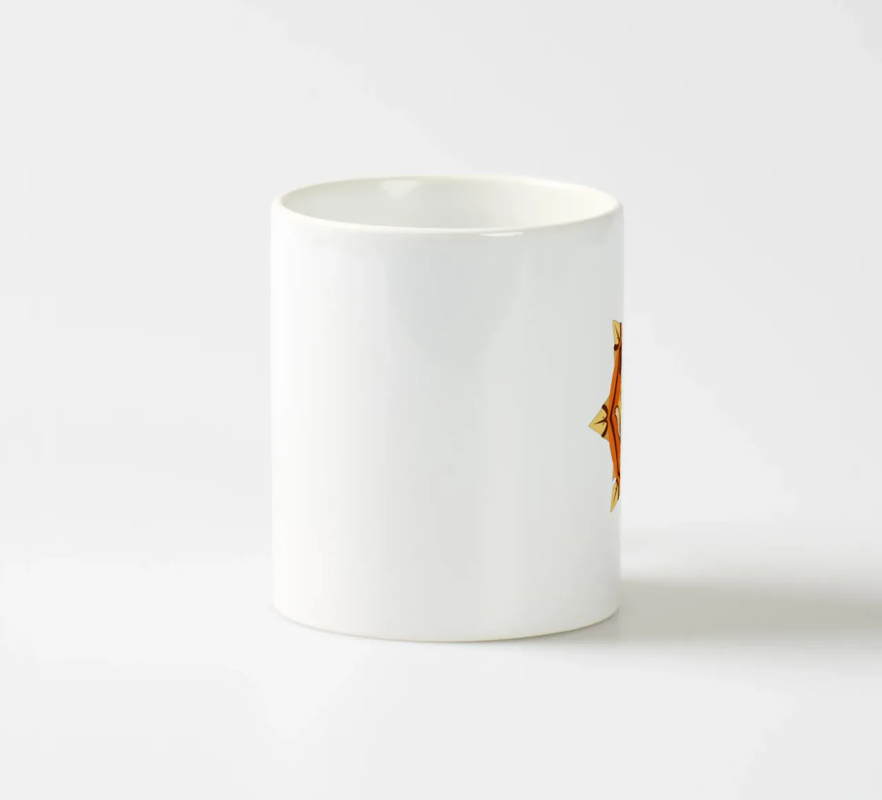 Bambini che giocano allegramente con una varietà di simpatici animali tazza in ceramica da DesignDoodle