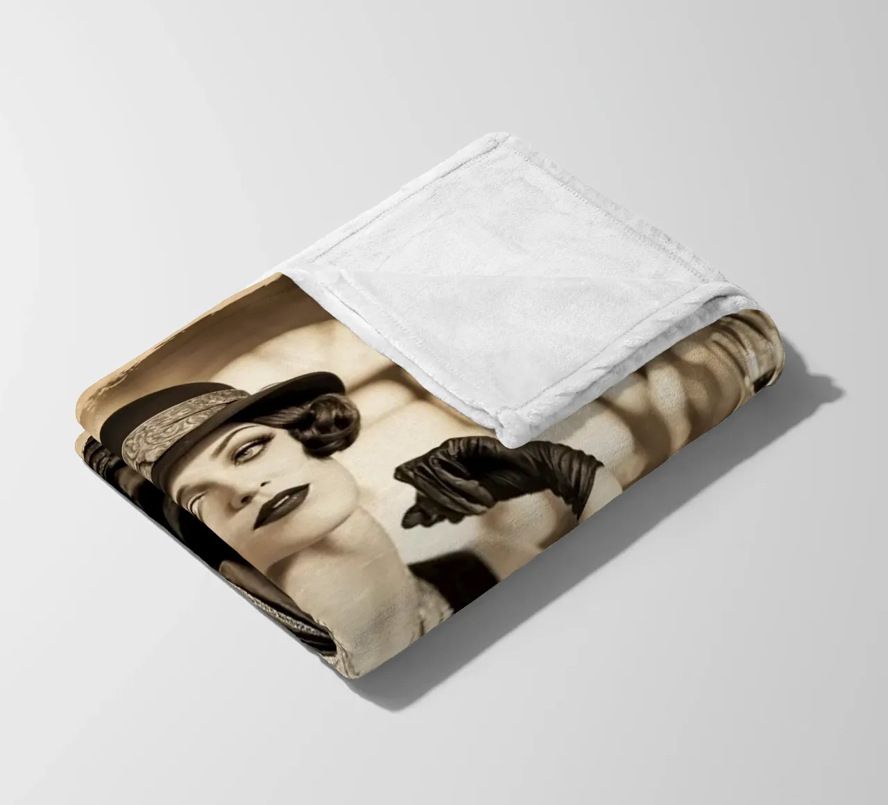 Ragazza flapper anni '20 coperta in pile da Magic Screen