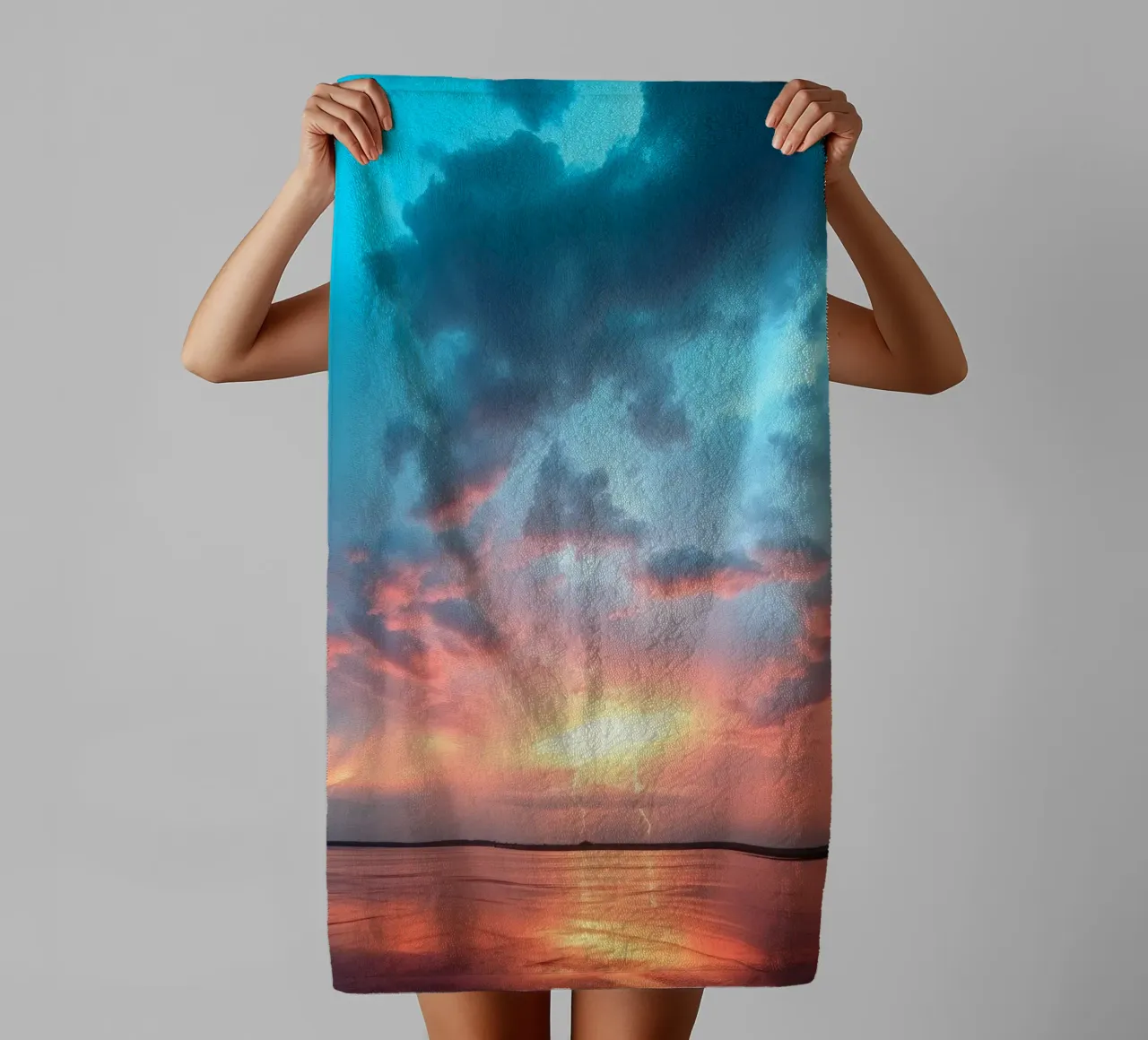 Tramonto mozzafiato con colori vivaci e lampi di luce asciugamano da bagno da DesignDoodle